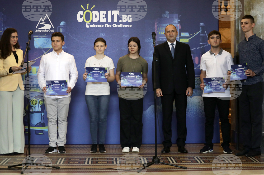 Румен Радев - награждаване - конкурса по програмиране “CodeIT”