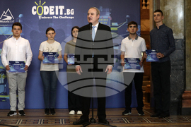Румен Радев - награждаване - конкурса по програмиране “CodeIT”