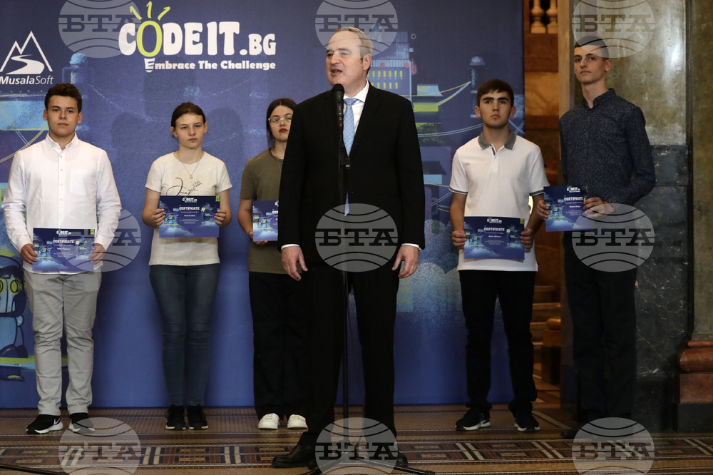 Румен Радев - награждаване - конкурса по програмиране “CodeIT”