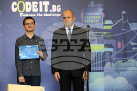 Румен Радев - награждаване - конкурса по програмиране “CodeIT”