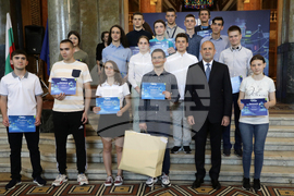 Румен Радев - награждаване - конкурса по програмиране “CodeIT”