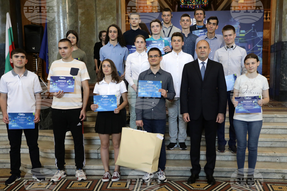 Румен Радев - награждаване - конкурса по програмиране “CodeIT”