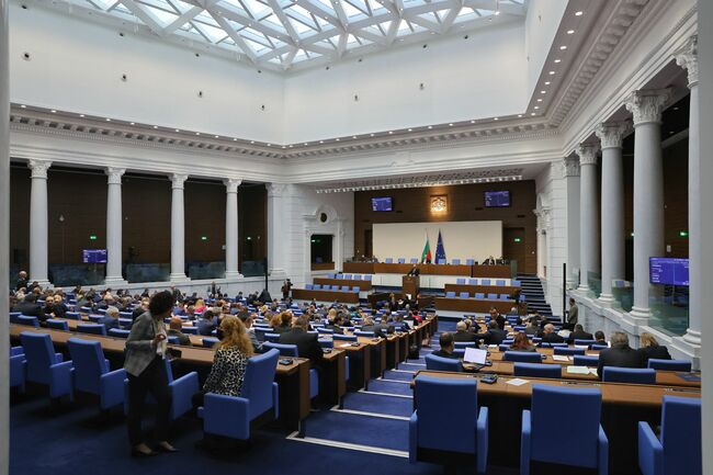 Конституционна и съдебна реформа, редовно правителство, два неуспешни вота на недоверие бяха част от парламентарния живот на 49-ото НС през годината