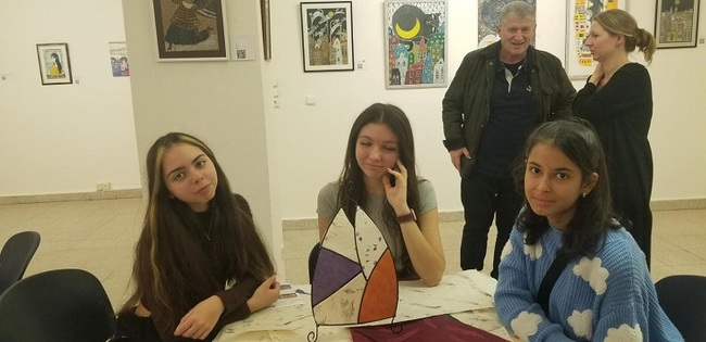 Възпитаници на училище „Д-р Петър Берон“ в Прага участваха в творческо ателие за ръчно изработени лампи
