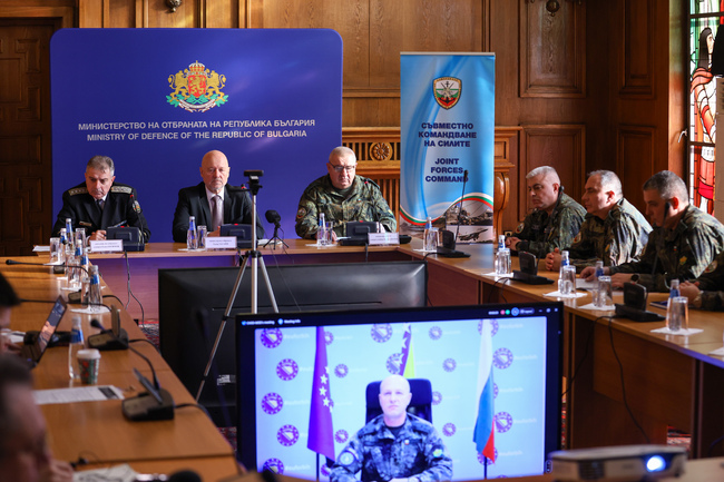 Кабинетът подхожда изключително сериозно към въпросите на отбраната и развитието на отбранителните ни способности, каза Тодор Тагарев