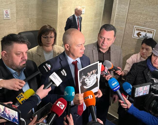 БСП: Незабавна оставка за политиците от ДБ, яли торти с нарязания Паметник на Съветската армия