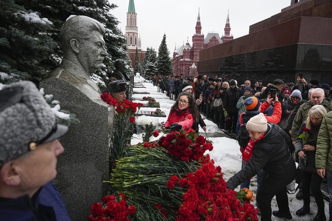 Руското общество върви към президентските избори, мобилизирано от Кремъл, а той – мобилизиран от неосталинизъм