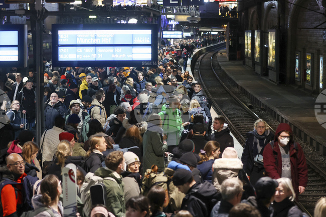 Дванайсет души бяха ранени при нападение с нож на централната гара в Хамбург, съобщиха властите