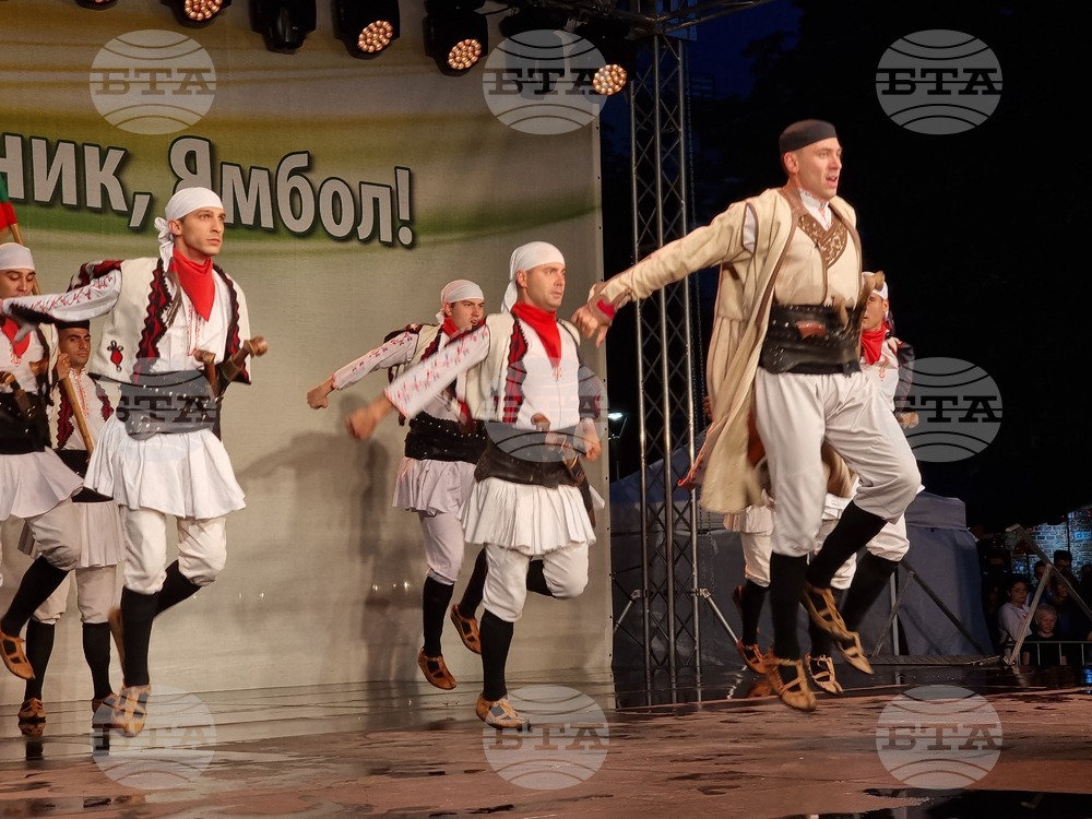 Хиляди пяха и танцуваха в Ямбол с фолклорен ансамбъл „Българе“ на концерт – спектакъл по случай празника на града