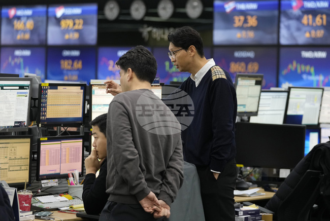 Котировките на азиатските борси се сринаха след поскъпване на петрола, следвайки развитието на Уолстрийт от петък