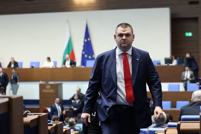 Делян Пеевски, председател на ПГ на ДПС: Призовавам президента Радев да обърне светлината към президентската институция. С промените в Конституцията гарантирахме, че никога повече няма да има еднолична власт над държавата