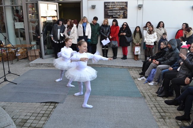 РБ „Сава Доброплодни“ – Сливен: С коледен концерт и церемония по награждаването на отличените участници в конкурса за коледна картичка и оригинално коледно пожелание „Коледна магия“- 2023 приключи програмата „Коледа в библиотеката“-2023 в Регионална библиотека „Сава Доброплодни”- Сливен