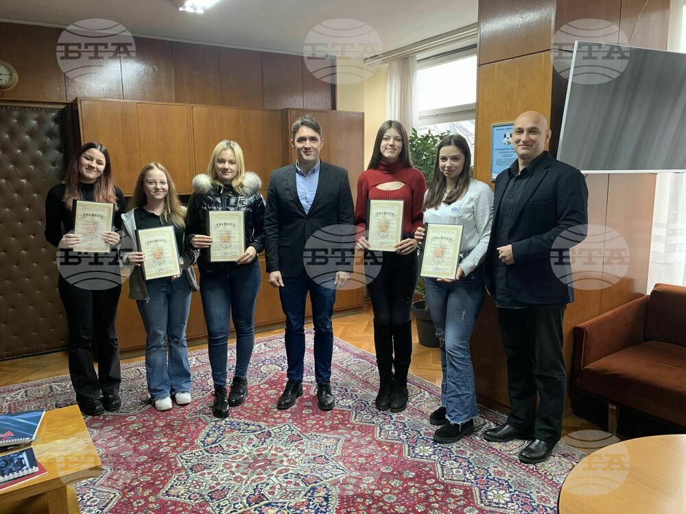 Директорът на бургаската полиция награди пет ученички, открили и върнали изгубен портфейл