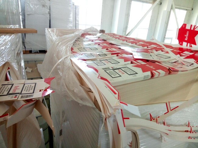 Заготовки за производство на над 2 млн. кутии фалшиви цигари задържаха митническите служители на Дунав мост 2