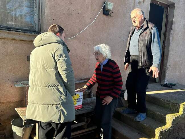 Нуждаещи се хора от общините Брезник и Трън получиха близо 600 пакета с хранителни продукти в навечерието на Коледа