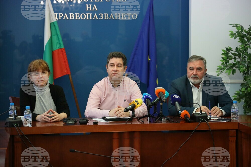 МЗ: От януари 2024 г. започва безплатното приложение на пневмококови ваксини за лица на и над 65 г.