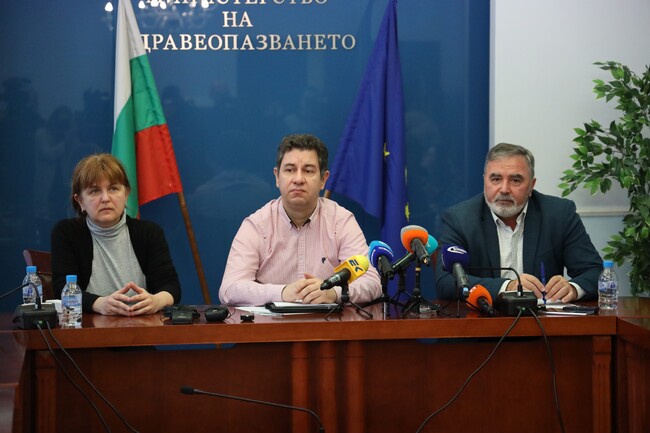 МЗ: От януари 2024 г. започва безплатното приложение на пневмококови ваксини за лица на и над 65 г.