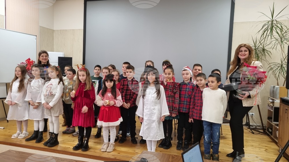 Второкласници от Търговище представиха как съвременното семейство посреща Бъдни вечер и Коледа