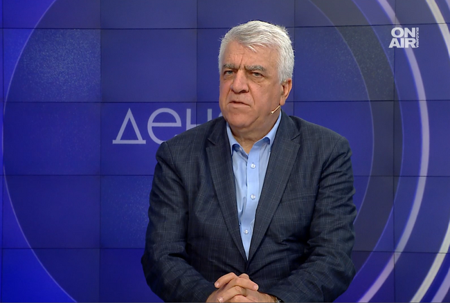 Проф. Румен Гечев: Сглобката променя Конституцията, така че тя да работи в тяхна угода