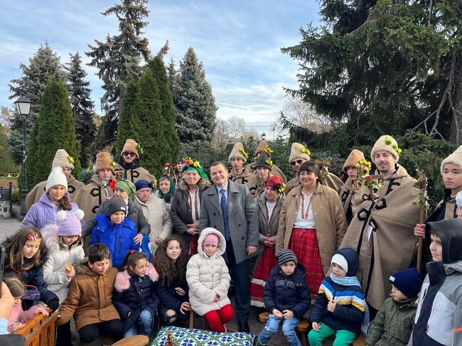 Община Русе: Кметът Пенчо Милков посрещна коледари на градския площад