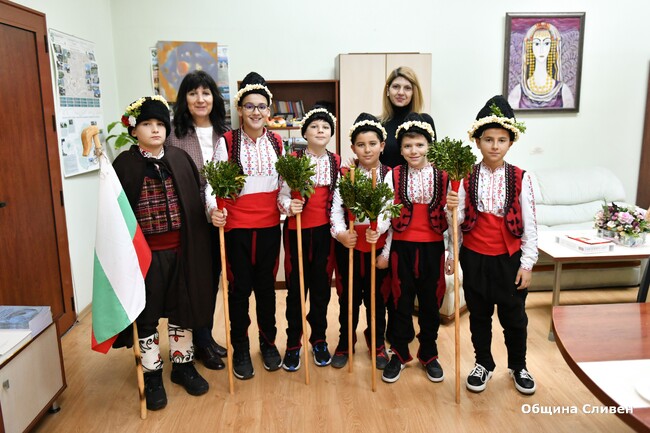 Коледари от НУ „Васил Левски“ бяха гости на Община Сливен