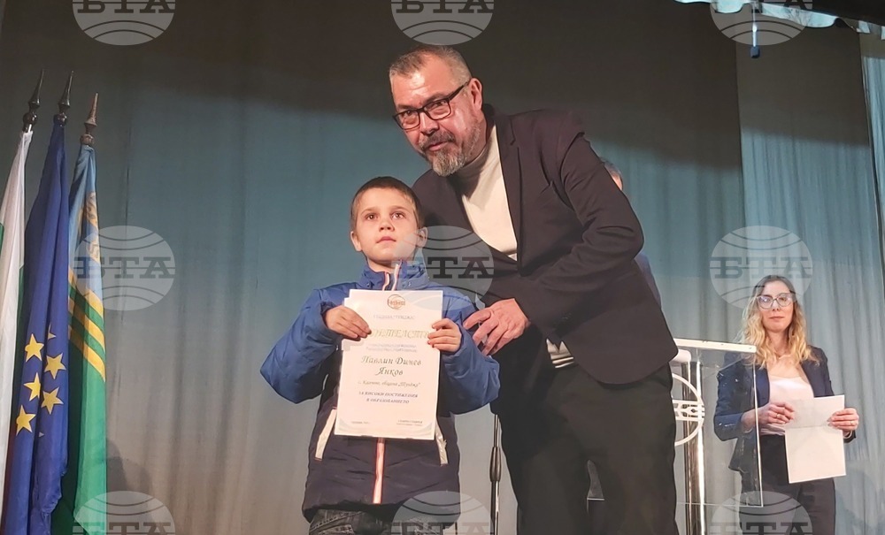 Община Тунджа връчи еднократно финансово стимулиране на близо 120 ученици и студенти
