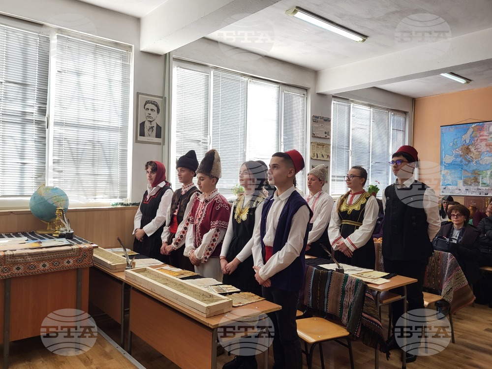 В Профилирана гимназия „Константин Фотинов“ в Самоков се състоя урок по родолюбие за патрона й