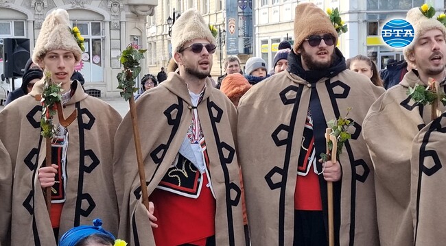 Коледари шестваха из центъра на Русе и наричаха за здраве и берекет