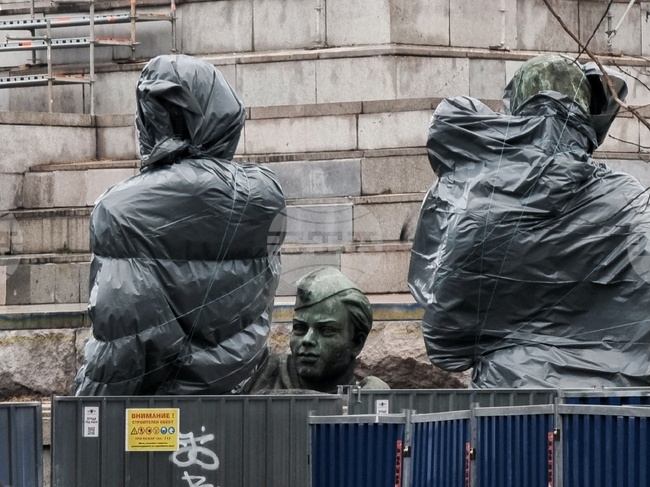 Паметник на съветската армия - фигури