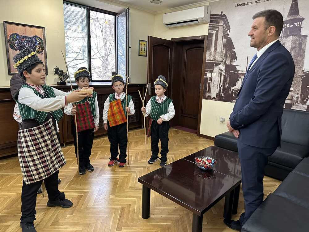 Община Хасково: Коледарчета в кметския кабинет