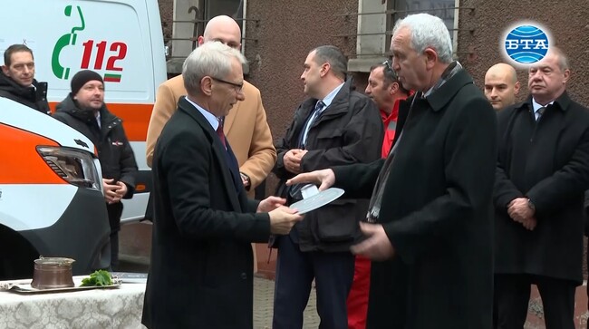 Премиерът Николай Денков връчи ключовете на пет високопроходими линейки на началниците на Центрове за спешна медицинска помощ