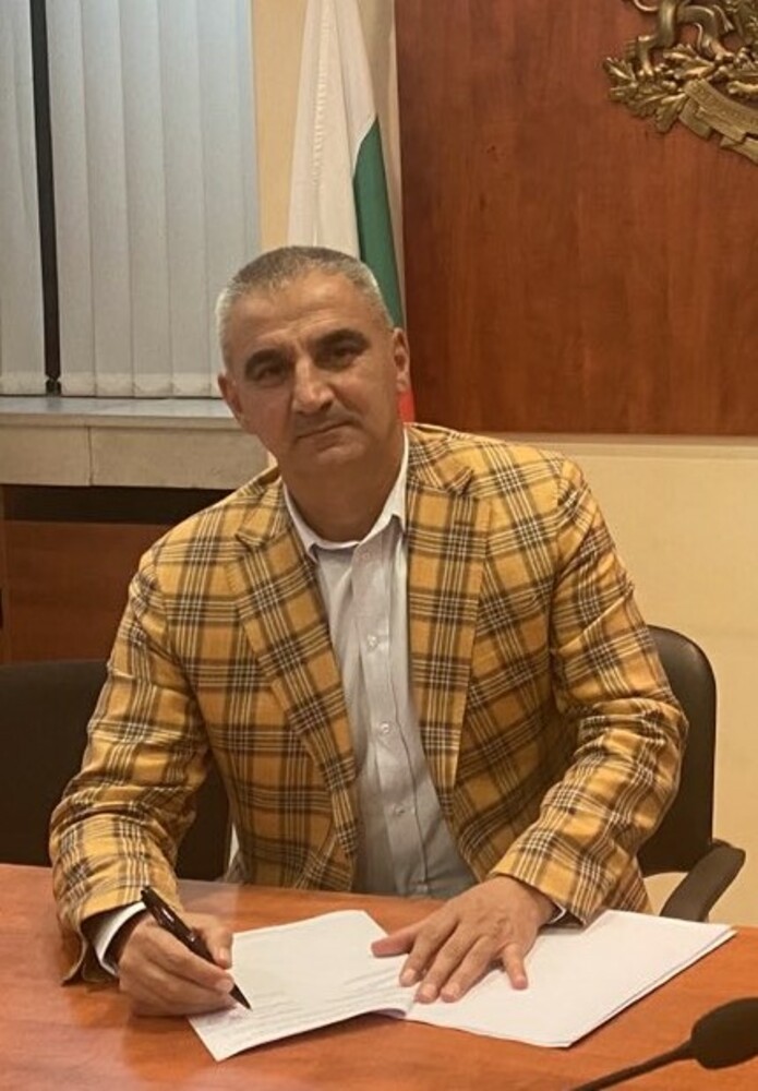 Кметът на Гурково Кънчо Папазов подписа договор с МРРБ за неотложен ремонт на улица в града