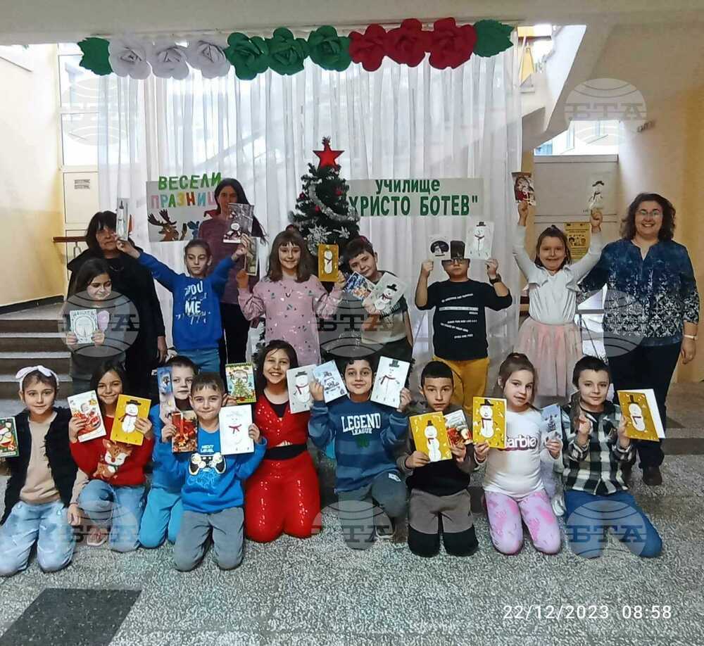 Картички за Коледа свързаха деца от разградското училище „Христо Ботев“ с техни връстници от Кърджали и Чепеларе