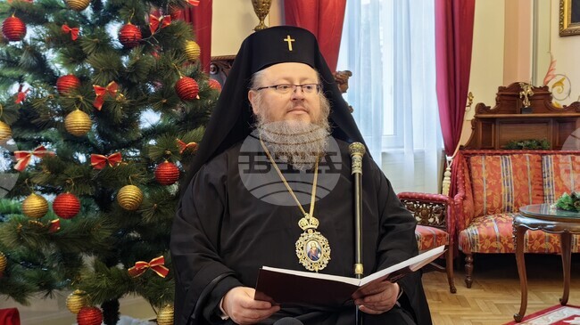 От свободната воля, с която Бог ни е дарил, зависи дали ще изберем пътя на светлината, каза Русенският митрополит Наум в рождественското си послание