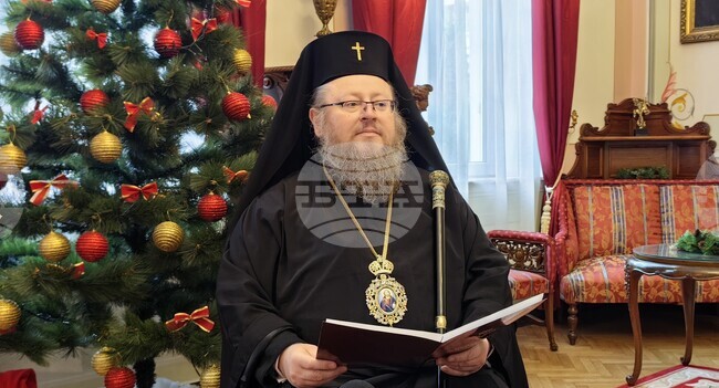 От свободната воля, с която Бог ни е дарил, зависи дали ще изберем пътя на светлината, каза Русенският митрополит Наум в рождественското си послание