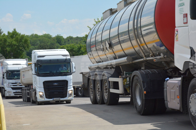 Гръцката полиция разби мрежа за контрабанда на горива от Румъния