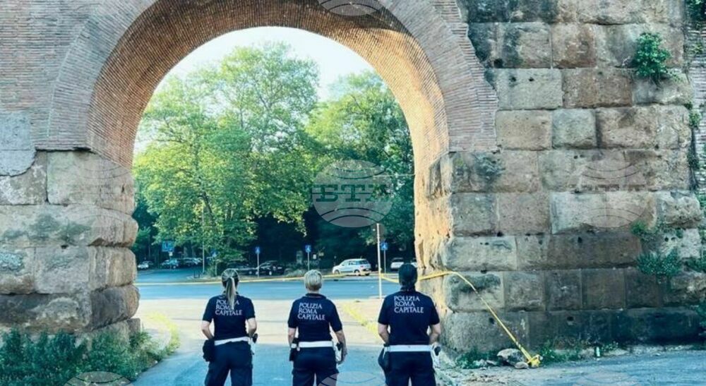 Фрагмент от Порта маджоре в Рим се откъсна