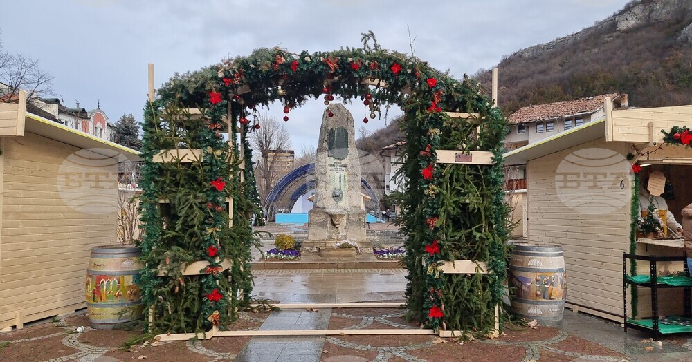 Тържественото запалване на светлините на коледната елха в Ловеч ще бъде в Деня на св. Спиридон Чудотворец