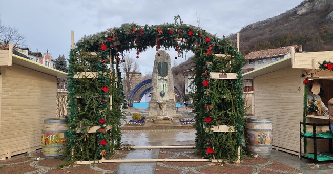 Тържественото запалване на светлините на коледната елха в Ловеч ще бъде в Деня на св. Спиридон Чудотворец