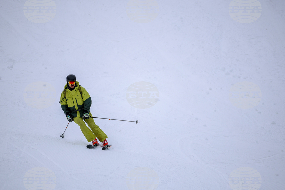 Romanians Are Skiing in War-torn Ukraine