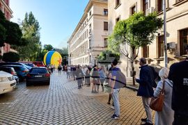 Народния театър "Иван Вазов" - опашка за билети