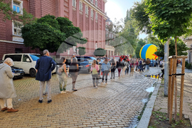 Народния театър "Иван Вазов" - опашка за билети