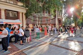 Народния театър "Иван Вазов" - опашка за билети