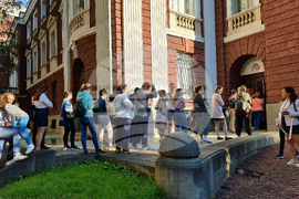 Народния театър "Иван Вазов" - опашка за билети