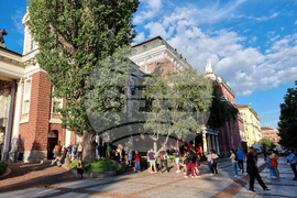 Народния театър "Иван Вазов" - опашка за билети