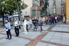 Народния театър "Иван Вазов" - опашка за билети