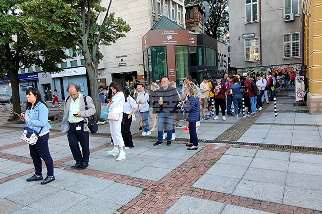  Народния театър "Иван Вазов" - опашка за билети