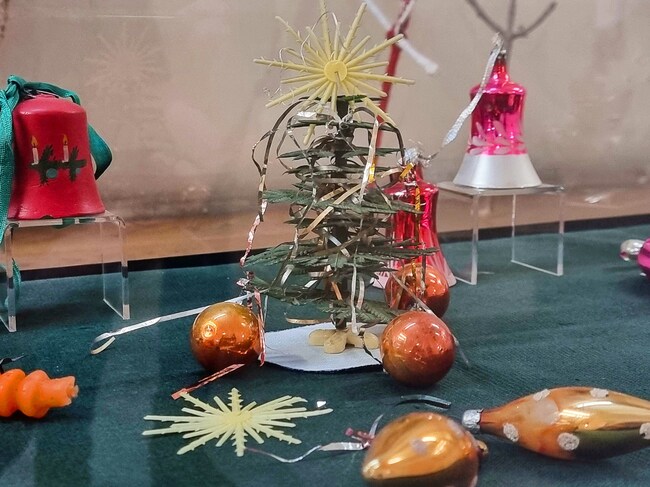 Новогодишни играчки и картички от средата на 20-и век показва Историческият музей в Плевен
