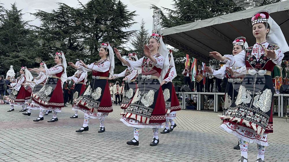 Коледарски състави, базар за традиционни ястия и празнична програма ще съберат жители и гости на Казанлък на централния площад