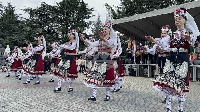 Коледарски състави, базар за традиционни ястия и празнична програма ще съберат жители и гости на Казанлък на централния площад